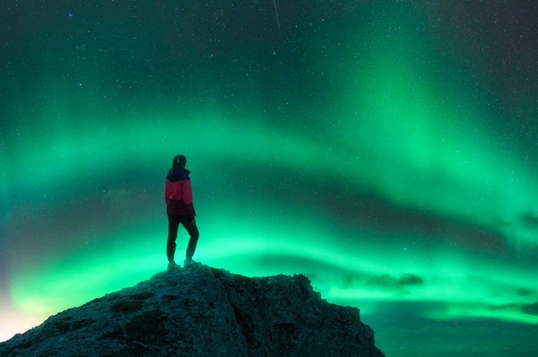 Quels hébergements en Islande offrent des excursions pour observer les aurores boréales et des cours de photographie nocturne?